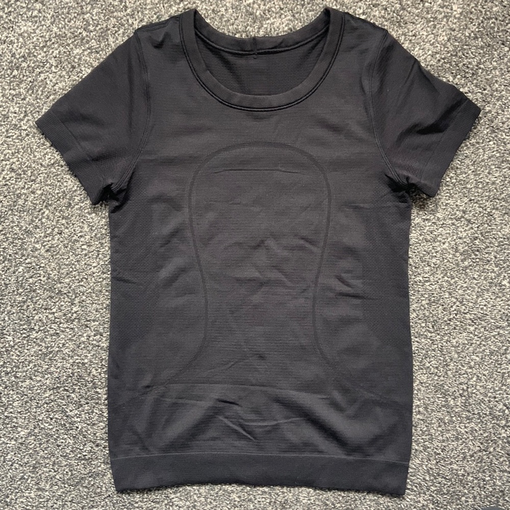 Lululemon size 4 short sleeve top